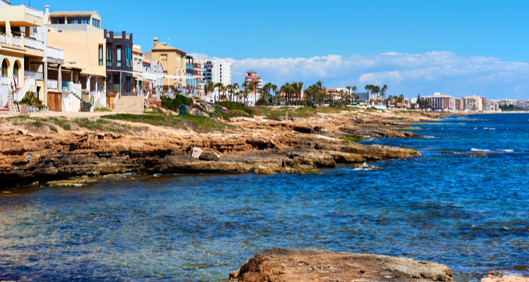 Kan medborgare utanför EU köpa fastighet i Spanien? En guide för köpare i Torrevieja