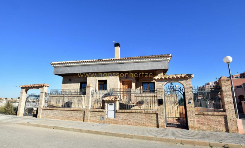 Villa - Sale - Los Montesinos  - La Herrada