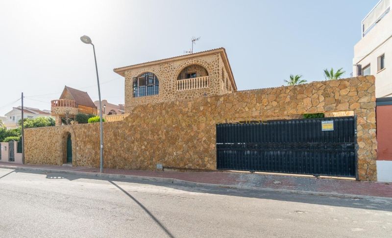 Villa - Försäljning - Torrevieja - Los Altos