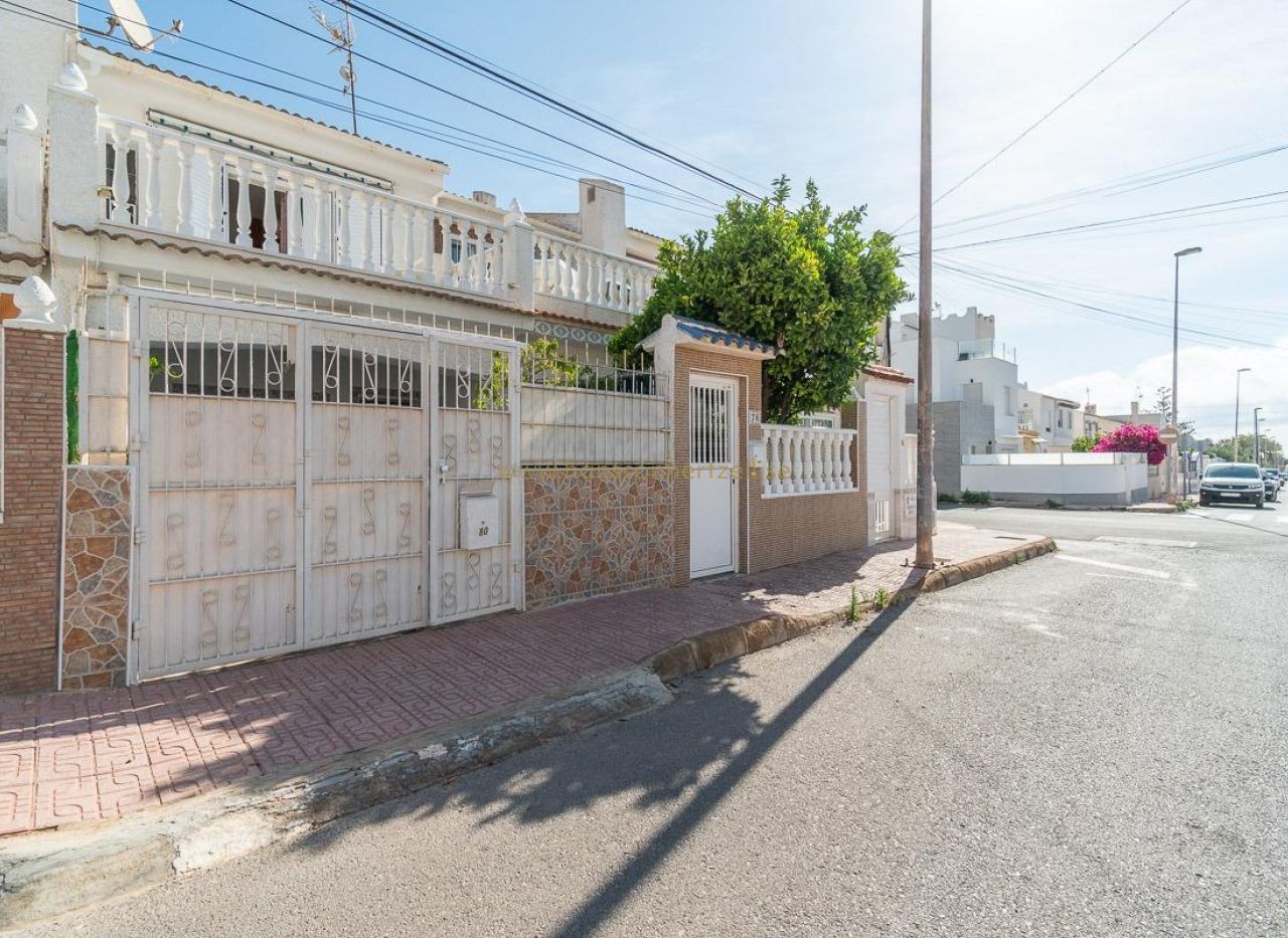 Venta - Casa adosada - Torrevieja  - Los Frutales