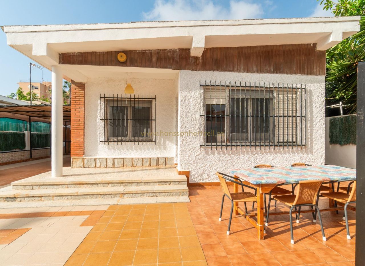 Venta - Chalet - Torrevieja  - Aguas Nuevas 