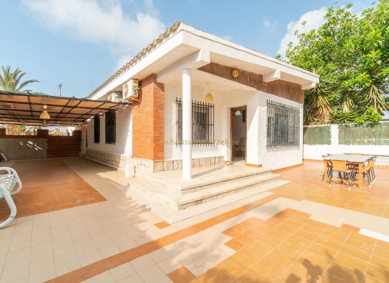 Sale - Villa - Torrevieja  - Aguas Nuevas 