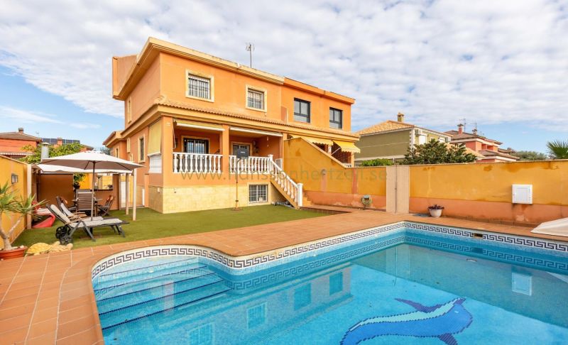 Casa adosada - Venta - Torrevieja  - Aguas Nuevas 