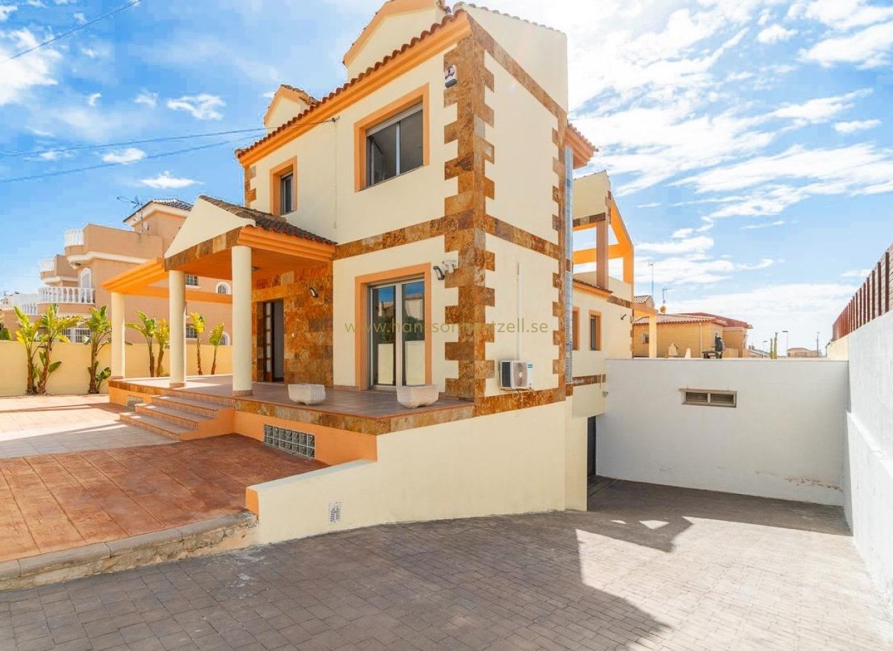 Sale - Villa - Torrevieja  - Aguas nuevas 2