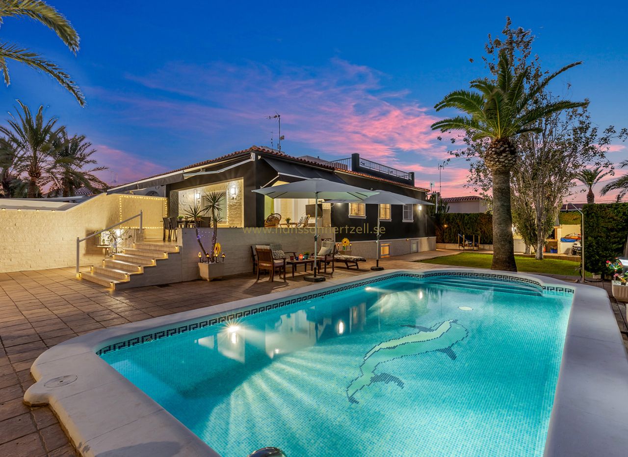 Sale - Villa - Torrevieja  - Torrevieja