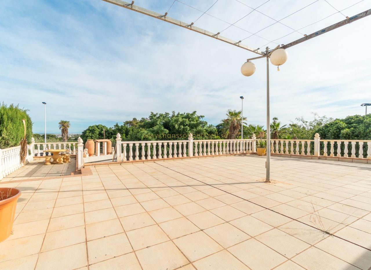Sale - Villa - Torrevieja  - Los Altos